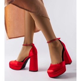 Zapatos rojos de tacón alto de Elida. 2