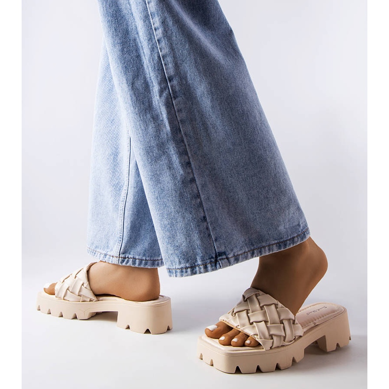 Babuchas beige con suela de tractor de Lora 2 Babuchas beige con suela de tractor de Lora 2