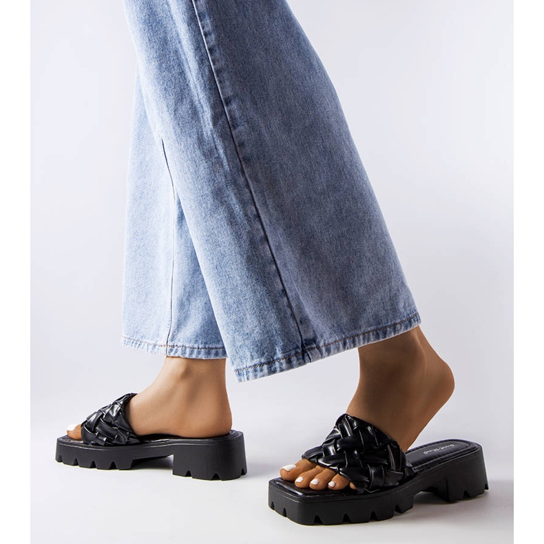 Pantuflas negras con suela de tractor de Lora negro 2 Pantuflas negras con suela de tractor de Lora negro 2