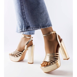 Sandalias de tacón grueso de Ariande dorado 1