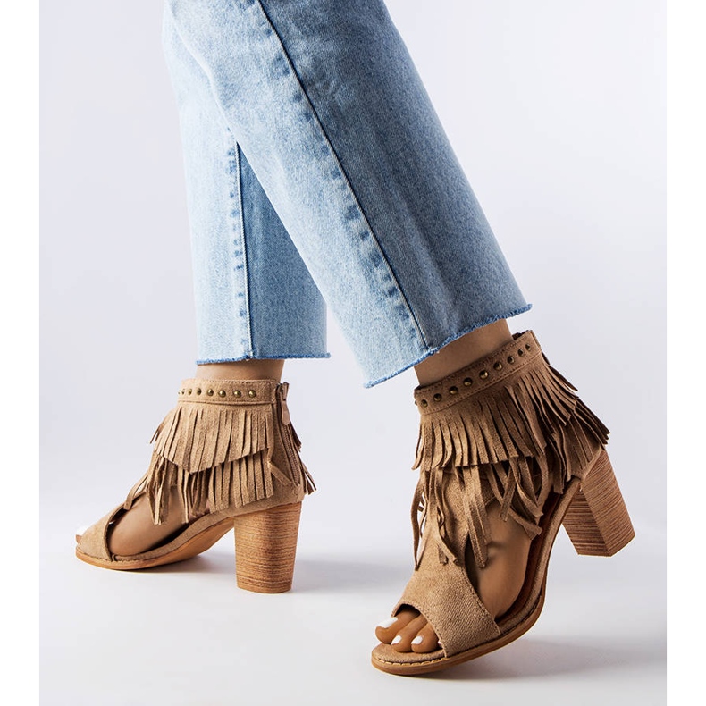 Botas caladas en el poste M263. beige 1