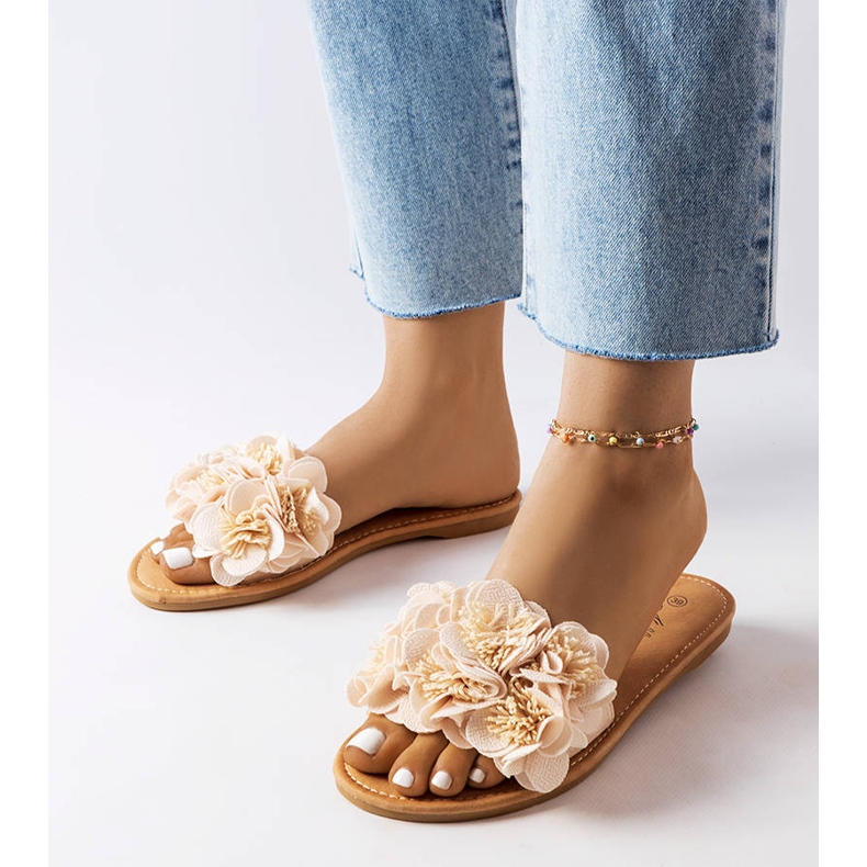 Babuchas beige con flores de Alfrida 1