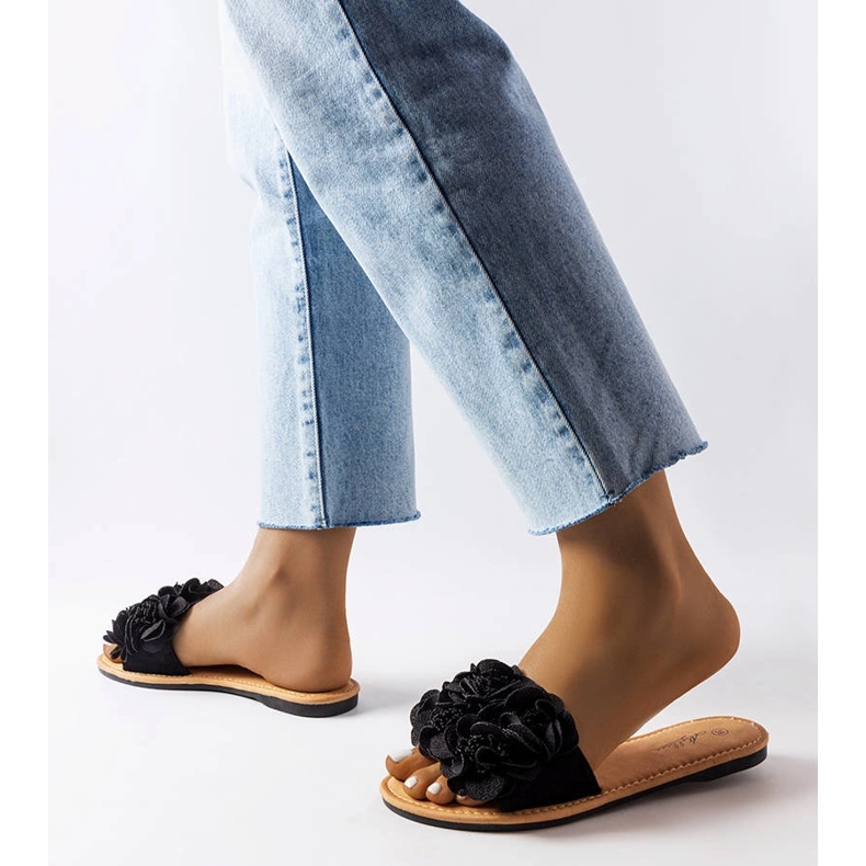 Babuchas negras con flores de Alfrida negro 2