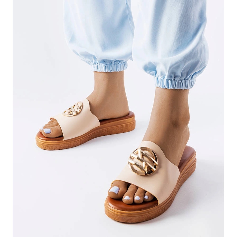 Chanclas beige con plataforma de Michelle 1