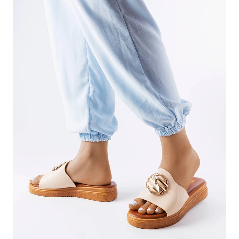 Chanclas beige con plataforma de Michelle 2