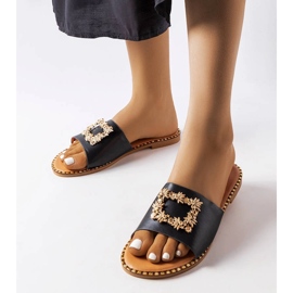 Chanclas con adornos negros de Miriam 1