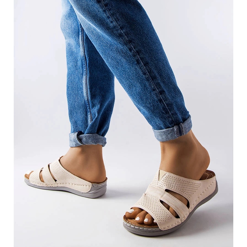 Sandalias de cuña ligera beige de Oliwia 1