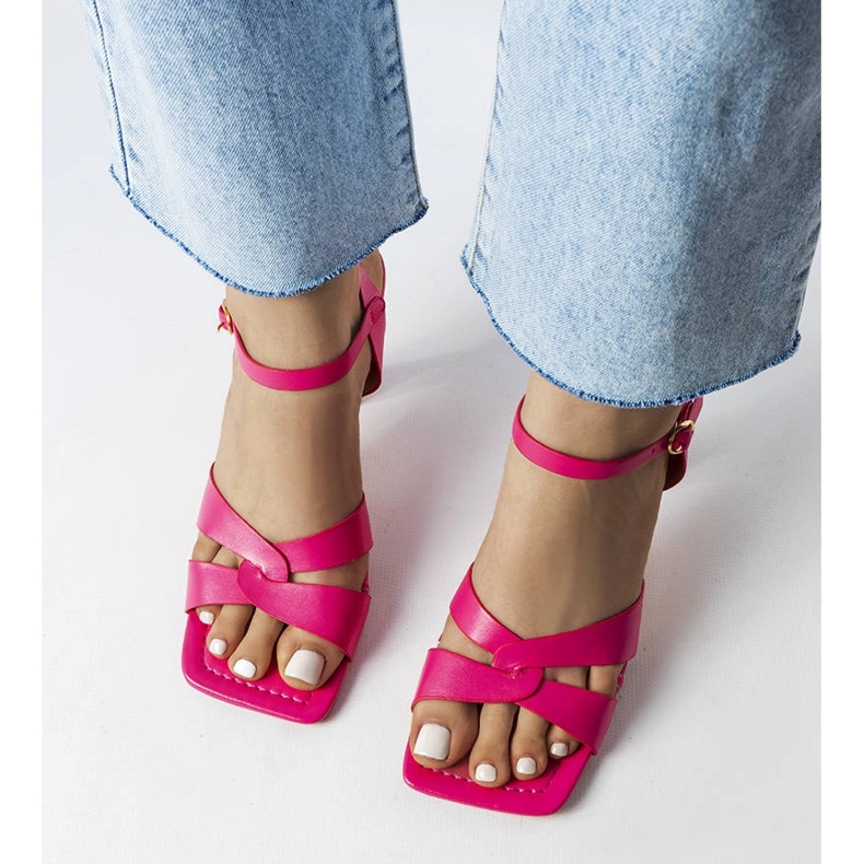 Sandalias rosas con pasador y correa de Karolina 1