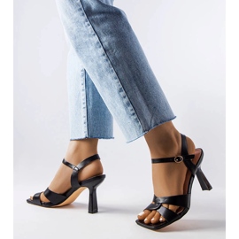 Sandalias negras tacón Karolina con cinturón negro 1