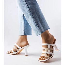 Chanclas blancas en un alfiler blanco 1