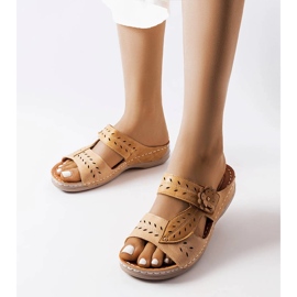 Sandalias beige de cuña baja de Jolanta 1