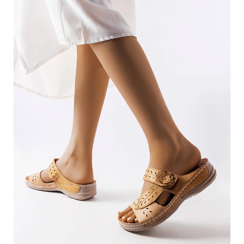 Sandalias beige de cuña baja de Jolanta 2