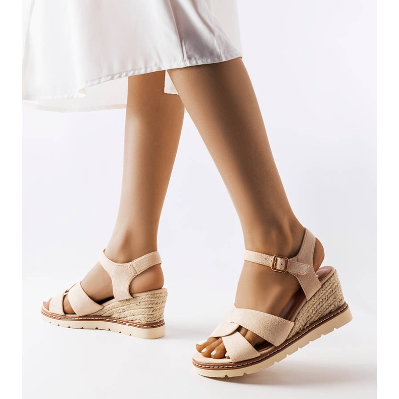 Sandalias beige con cuña de Silvana 1