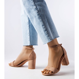 Sandalias beige de tacón bajo de Lourna 1