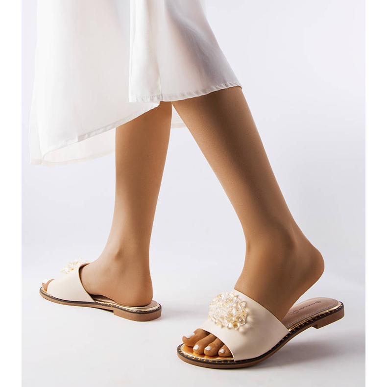Chanclas beige con cristales de Lowa 2 Chanclas beige con cristales de Lowa 2