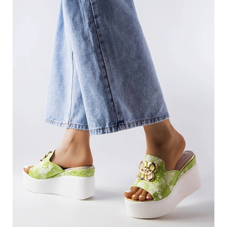 Chanclas verde havanna con cuña 1