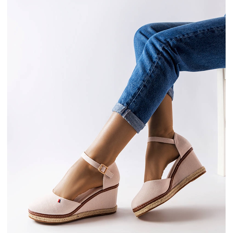 Alpargatas con cuña beige de Adelinda 1 Alpargatas con cuña beige de Adelinda 1