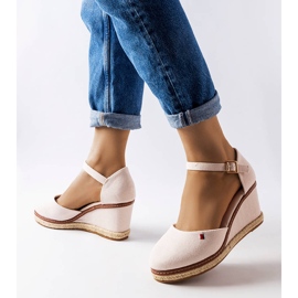 Alpargatas con cuña beige de Adelinda 2