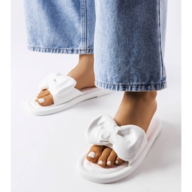Babuchas blancas con lazo de Lende blanco 1