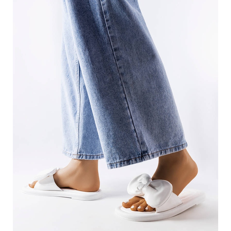 Babuchas blancas con lazo de Lende blanco 2 Babuchas blancas con lazo de Lende blanco 2