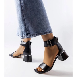 Sandalias negras con tacón bajo de Karino. negro 1