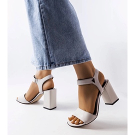 Sandalias grises en el poste de Karino. 1