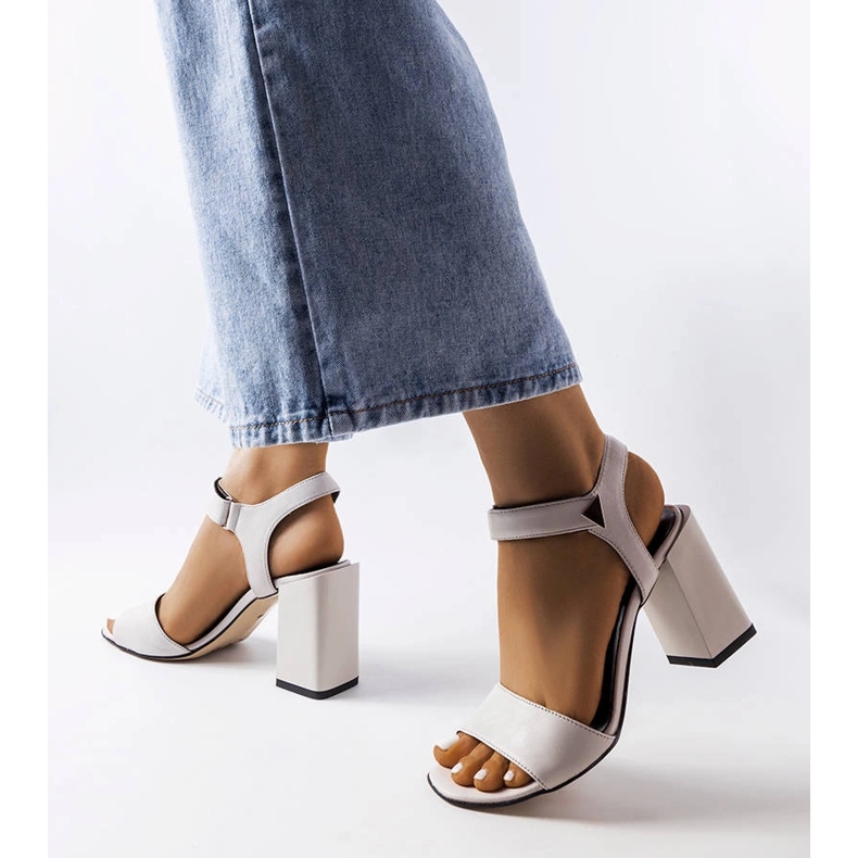 Sandalias grises en el poste de Karino. 1 Sandalias grises en el poste de Karino. 1