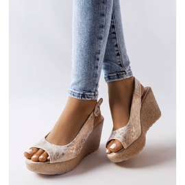 Sandalias beige con cuña de Jarmila 1