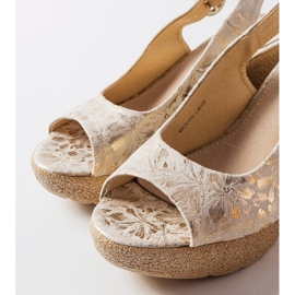 Sandalias beige con cuña de Jarmila 2