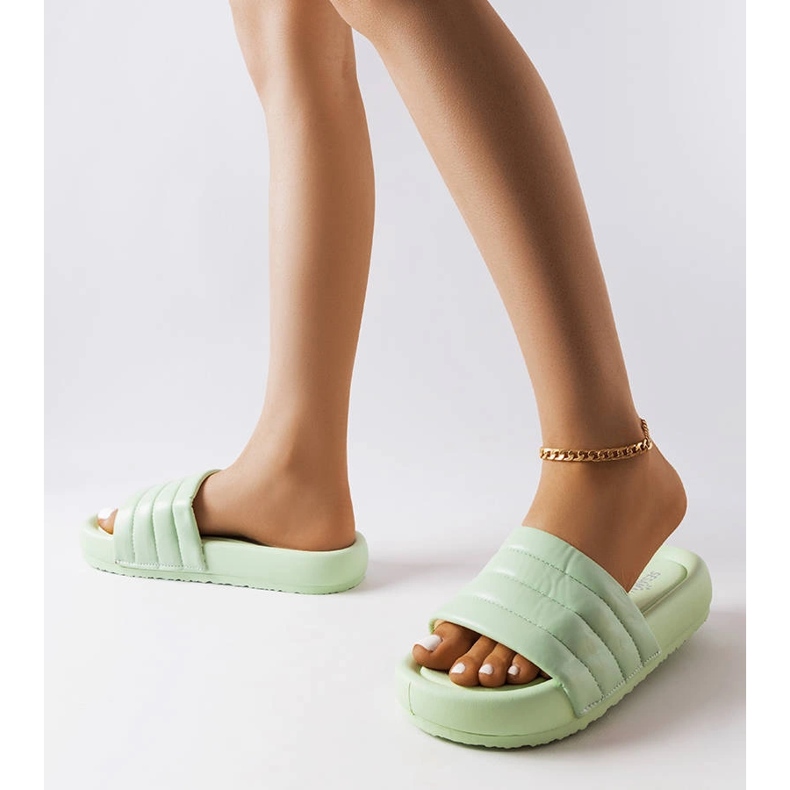 Inna Babuchas verdes decoradas con acolchado Dorene 2