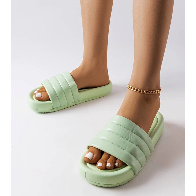 Inna Babuchas verdes decoradas con acolchado Dorene 1
