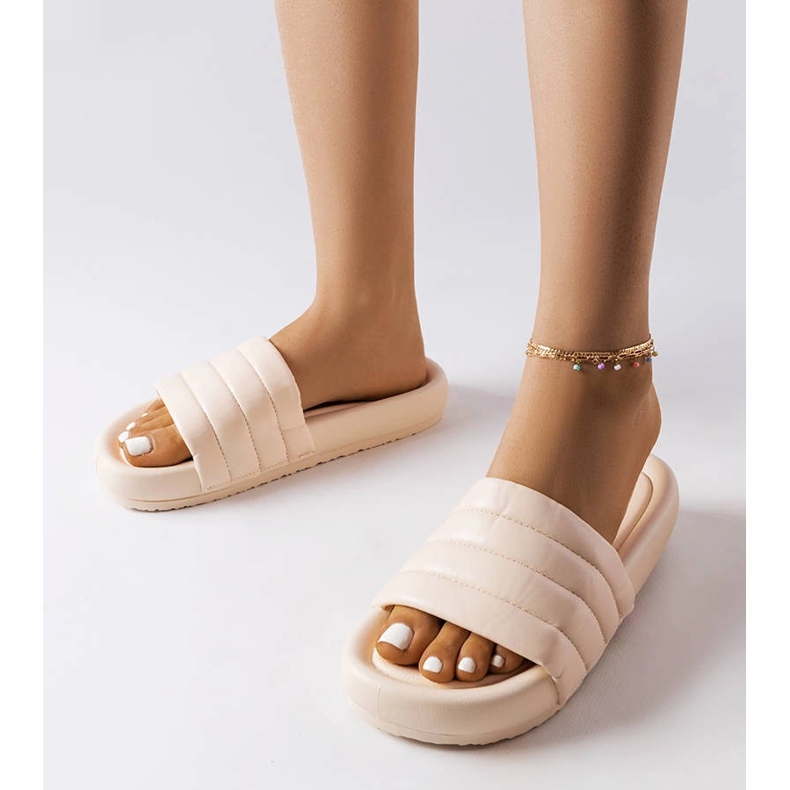 Inna Babuchas beige decoradas con acolchado de Dorene 1