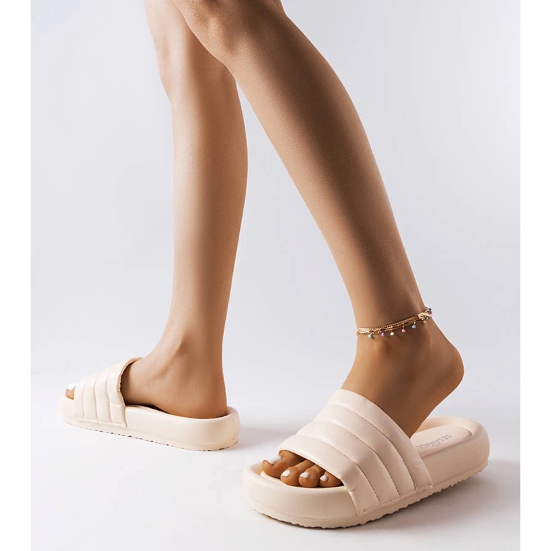 Inna Babuchas beige decoradas con acolchado de Dorene 2