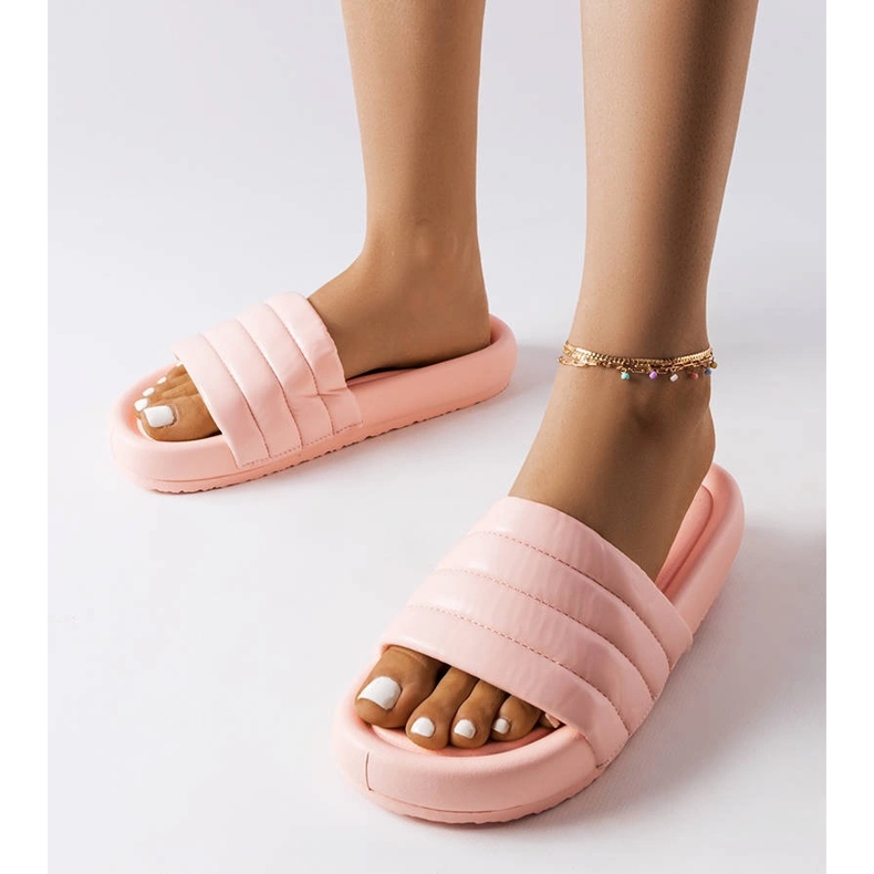 Inna Pantuflas rosas decoradas con acolchado de Dorene 1