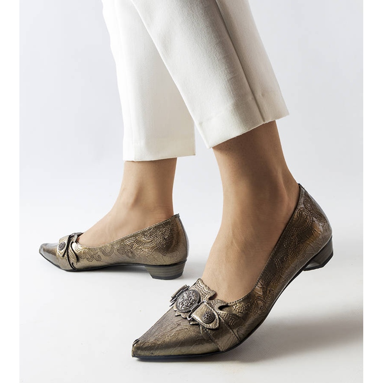 Zapatos de salón plateados con tacón bajo de Siciliano gris 2