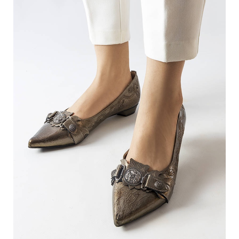 Zapatos de salón plateados con tacón bajo de Siciliano gris 1