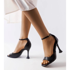 Sandalias negras de tacón con tira de Delinda negro 2