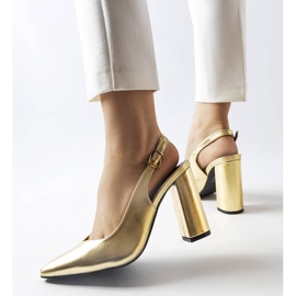 Zapatos dorados con tacón abierto de Wechsler 1