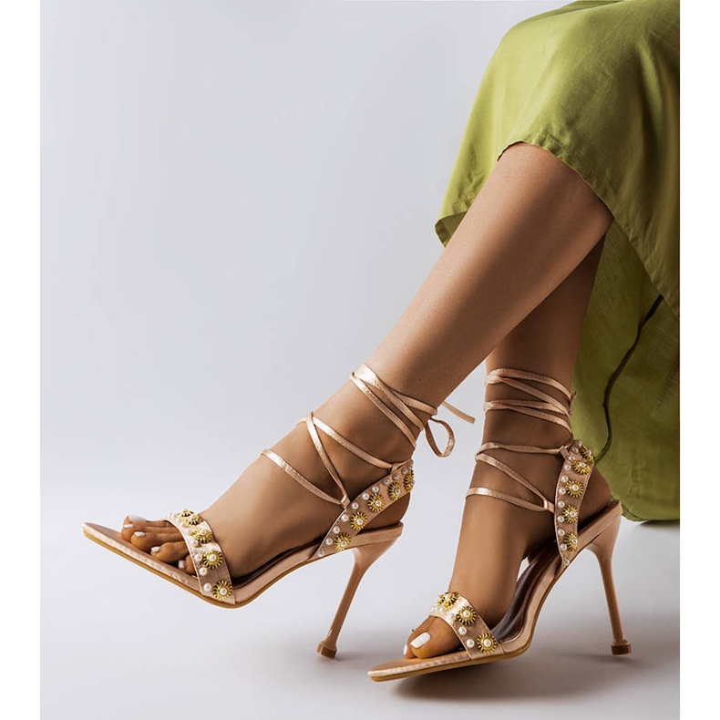 Sandalias doradas decoradas con perlas Grange beige 1