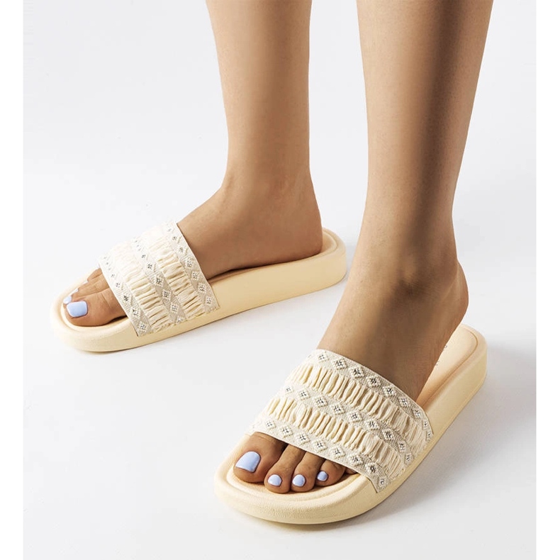 Chanclas beige decoradas con volantes de Ernest 1