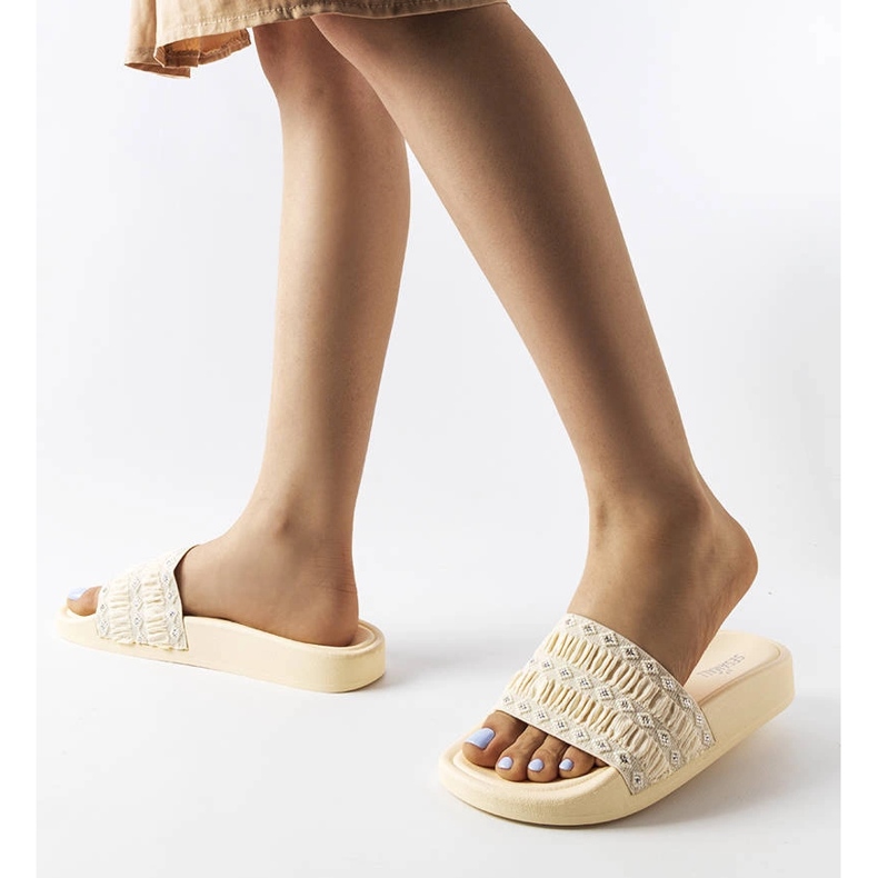 Chanclas beige decoradas con volantes de Ernest 2