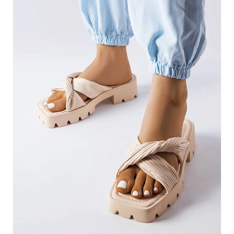 Chanclas con suela de tractor beige Dubé 1