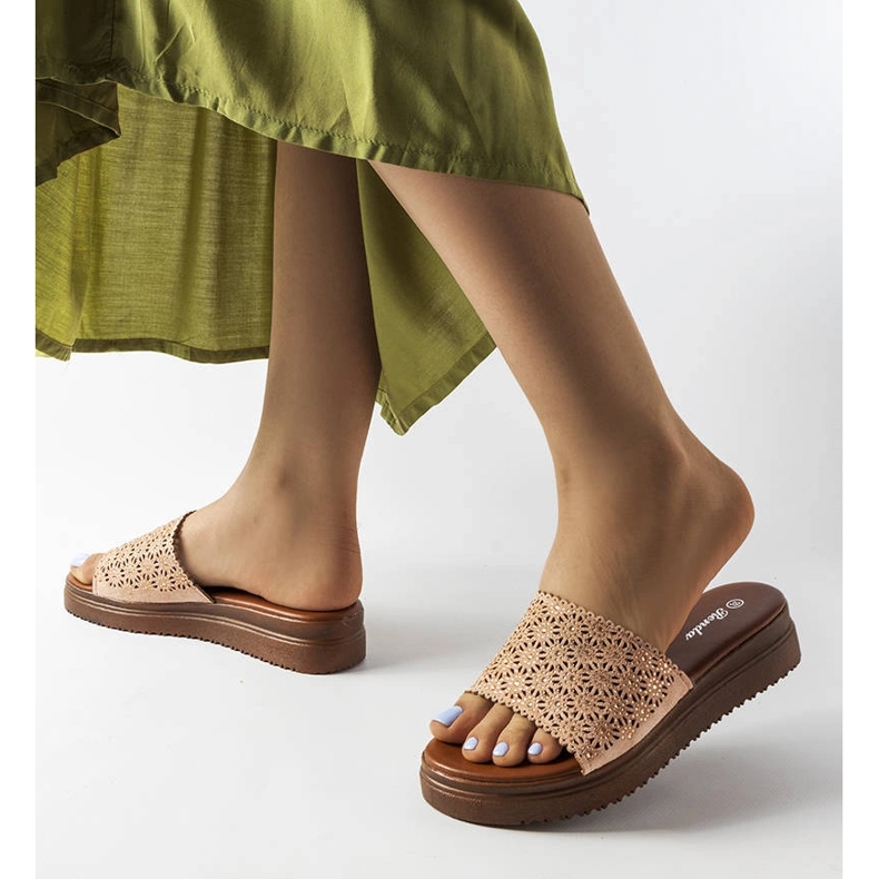 Chanclas rosas caladas con circonitas de Irvine 2