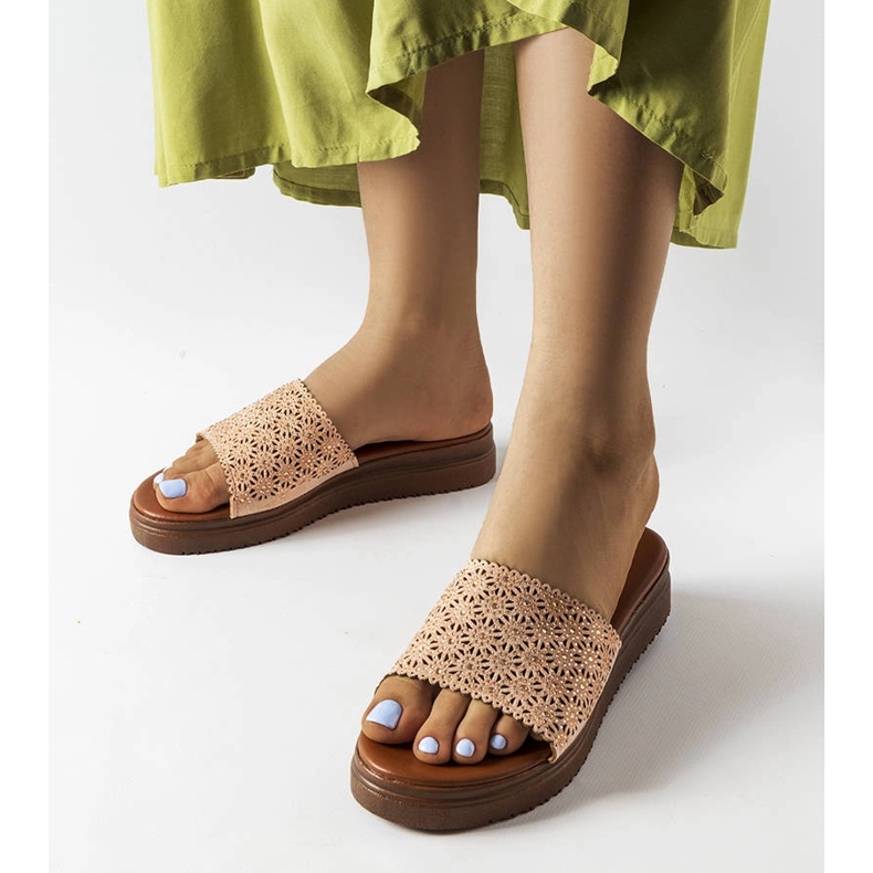 Chanclas rosas caladas con circonitas de Irvine 1