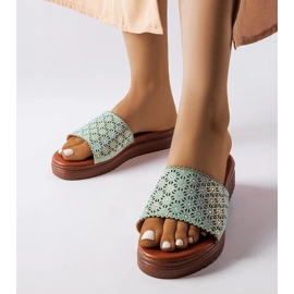 Chanclas verdes caladas con circonitas de Irvine 1