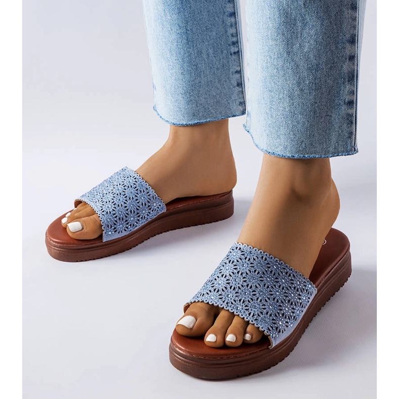 Chanclas azules caladas con circonitas de Irvine 1 Chanclas azules caladas con circonitas de Irvine 1