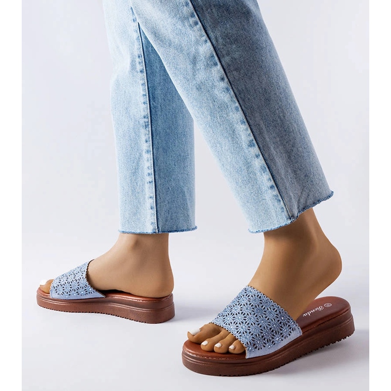 Chanclas azules caladas con circonitas de Irvine 2 Chanclas azules caladas con circonitas de Irvine 2