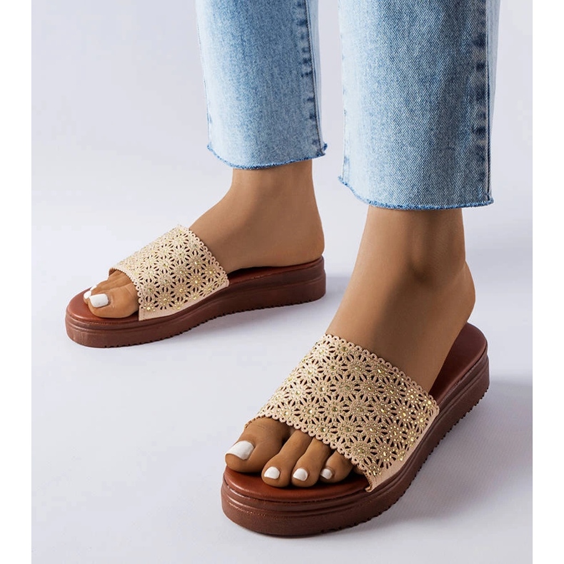 Chanclas beige caladas con circonitas de Irvine 1