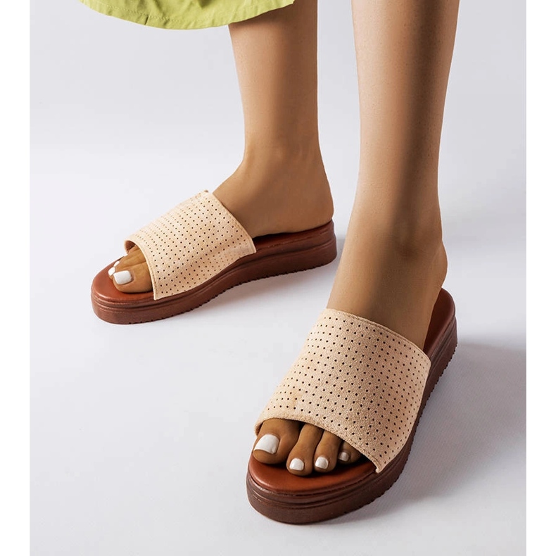 Chanclas beige con parte superior calada de Idabel 1 Chanclas beige con parte superior calada de Idabel 1