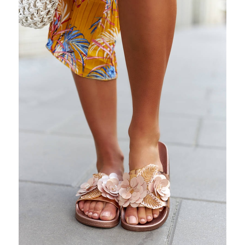 Chanclas doradas con parte superior decorativa de Caggio dorado 1